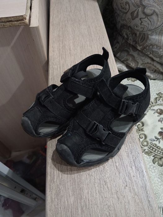 Продам детские сандалии
