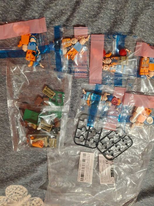 Set 12 figurine plus accesorii tip Lego