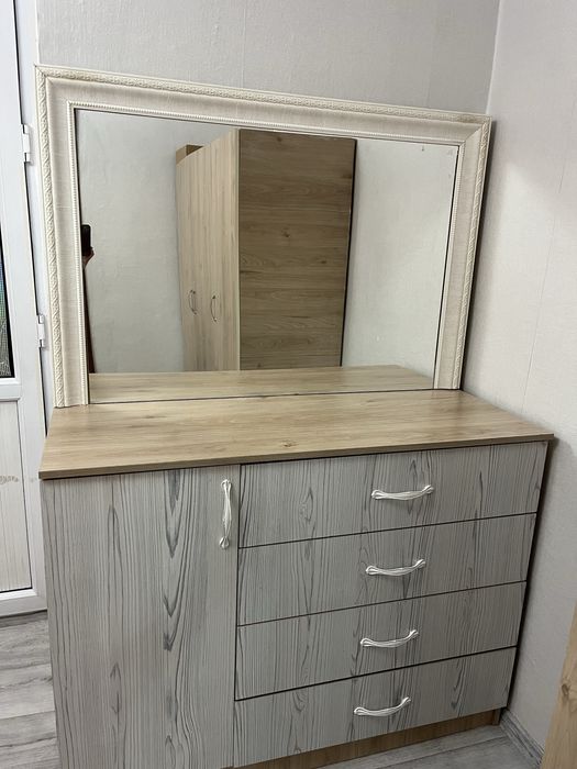 Срочно! Белый и коричневый комоды с зеркалом, в отличном состоянии