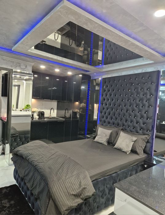 Regim hotelier cu jacuzzi in camera, oglinda deasupra patului