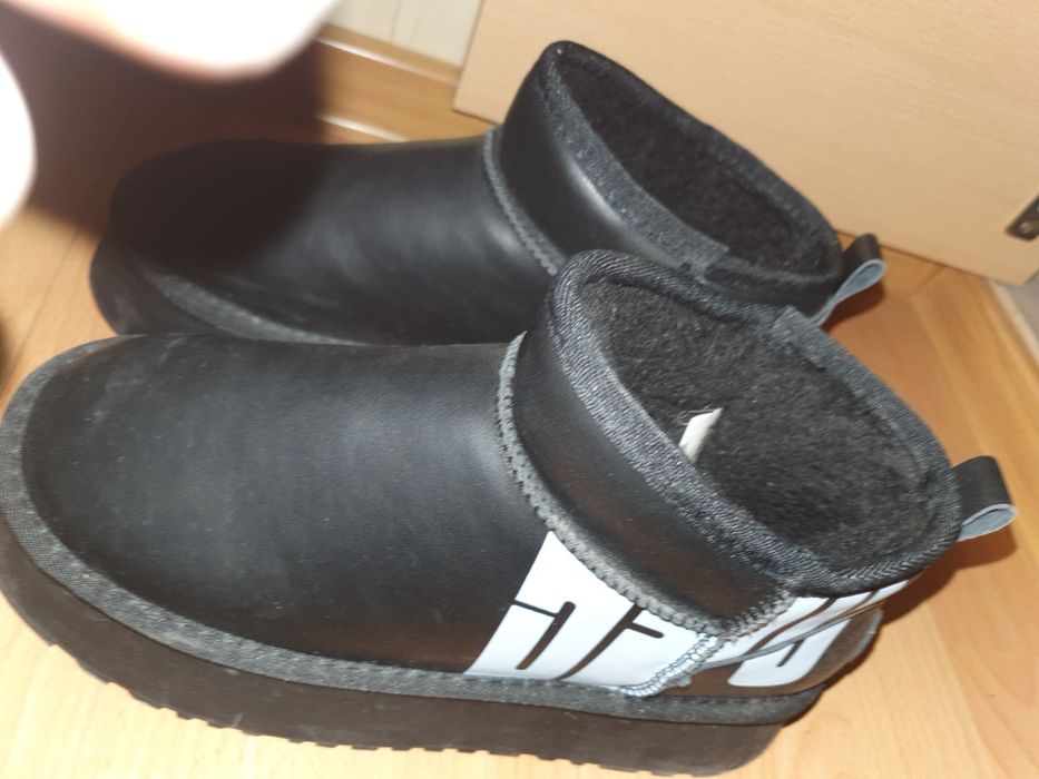 Продам угги очень теплые с мехом внутри