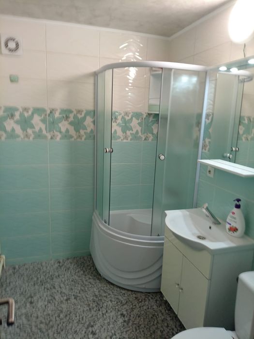 Închiriez apartament cu 2 camere
