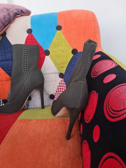 Botine decupate in fata mayerial textil