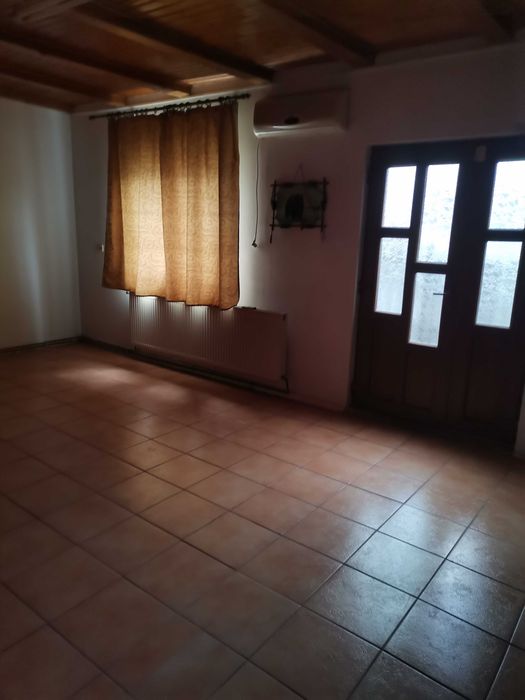 Vând casă si spațiu comercial