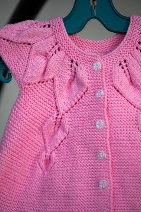 Ръчно плетени детски дрешки.