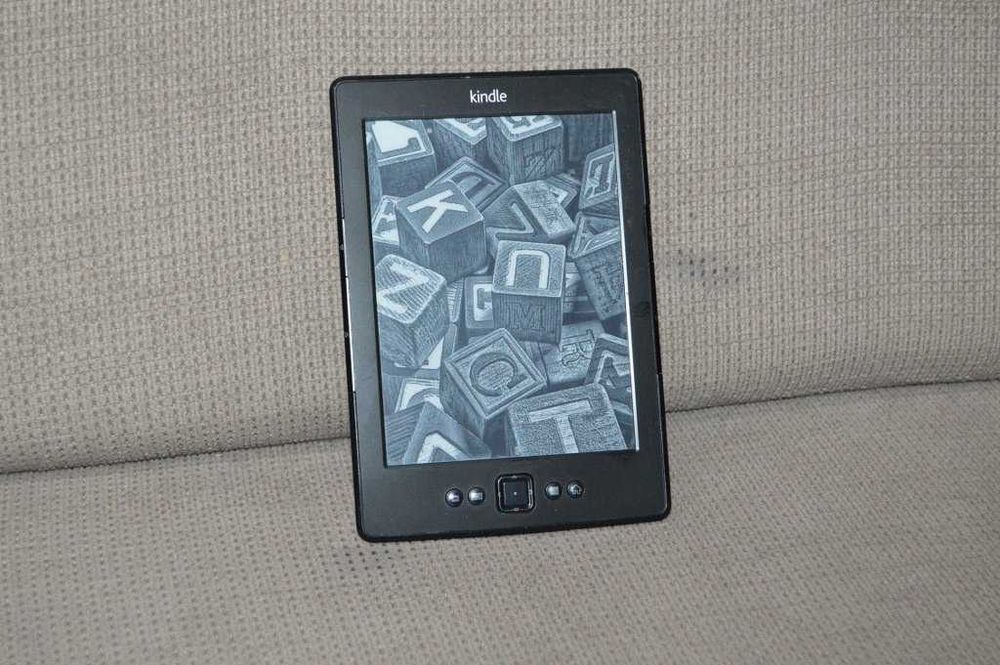 E-reader Amazon Kindle 4 (Gen 4, Negru, Display E-Ink 6", 207 carti engleza)