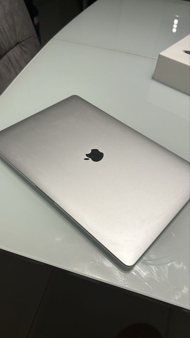 MacBook Pro 15,4" i7 3.1GHz / 16GB RAM / 2TB SSD / Radeon 4GB