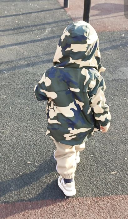 Продам ветровку детскую