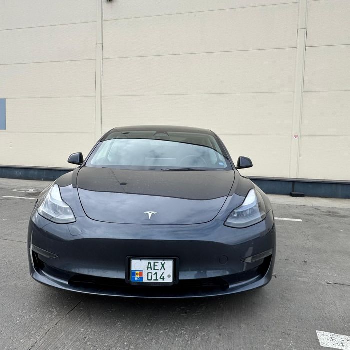 Vând Tesla Model 3