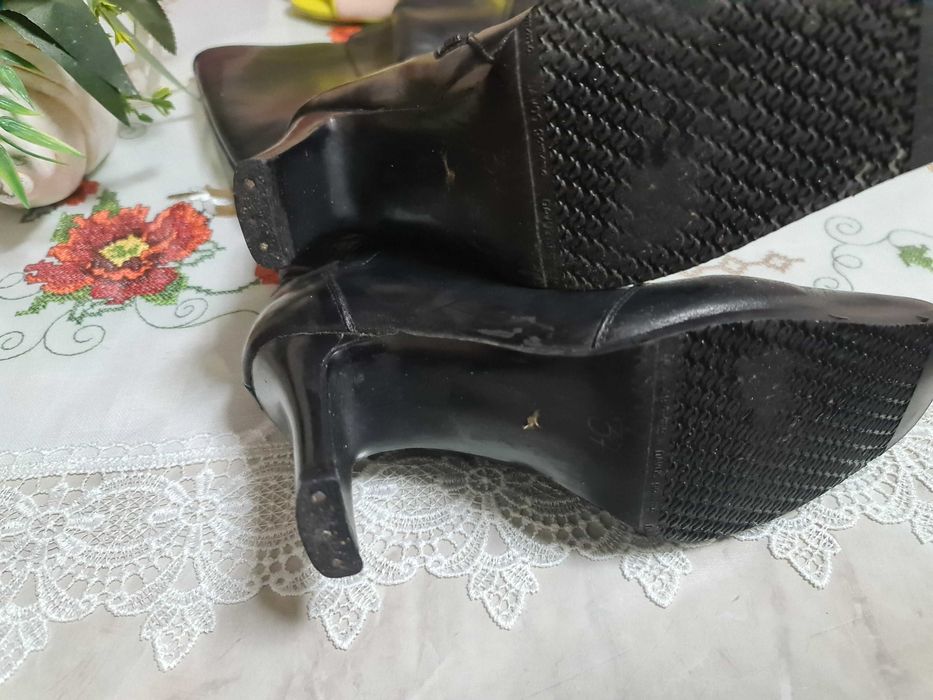 Vând cizme negre, dama, din piele,  nr 37 , imblanite, toc 8 cm