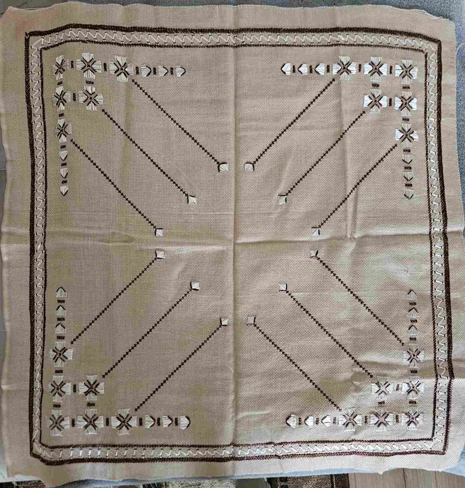 Карета с българска шевица