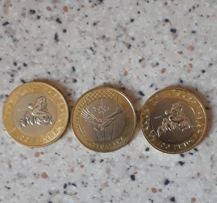 Монеты и денежные  купюры.