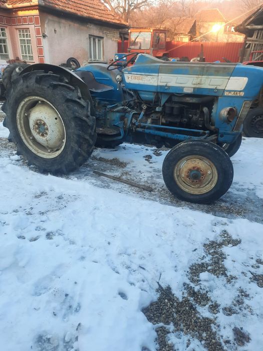 Vând sau dezmembrez  tractor  ford 3000