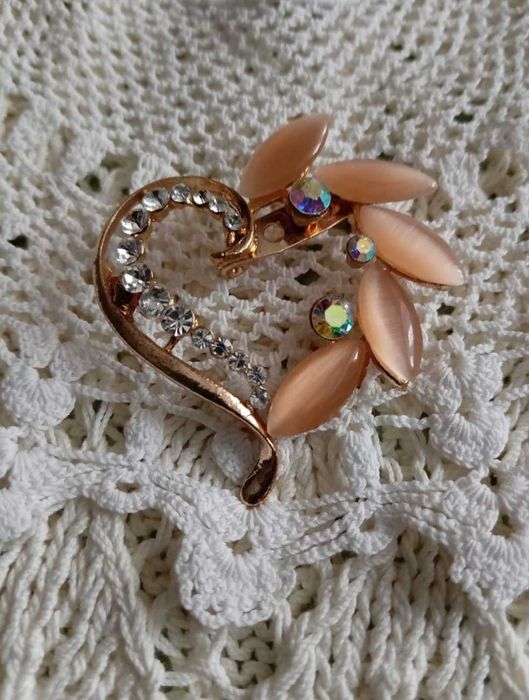 Продам броши и бусы.