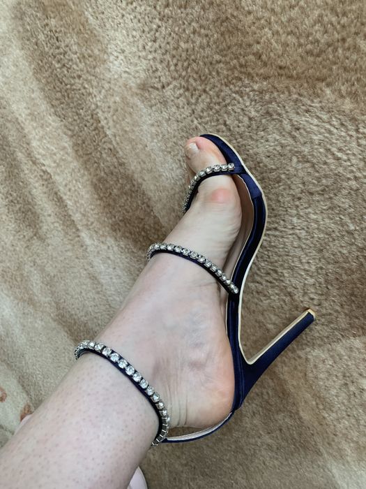 Sandale Chi Chi London cu toc superbe cu strasuri . Sunt noi