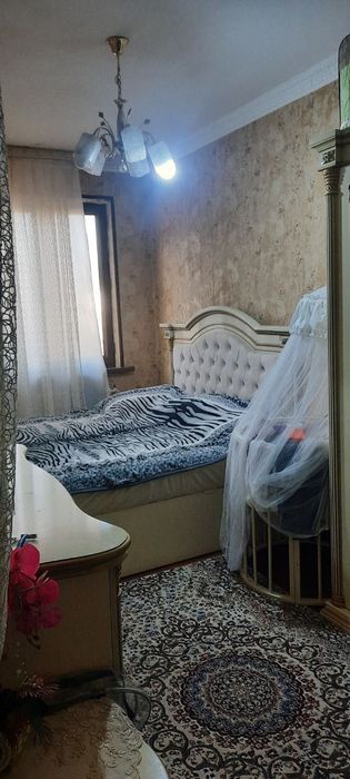 Чилонзор тумани, 19-мавзе, 4-хонали квартира сотилади.