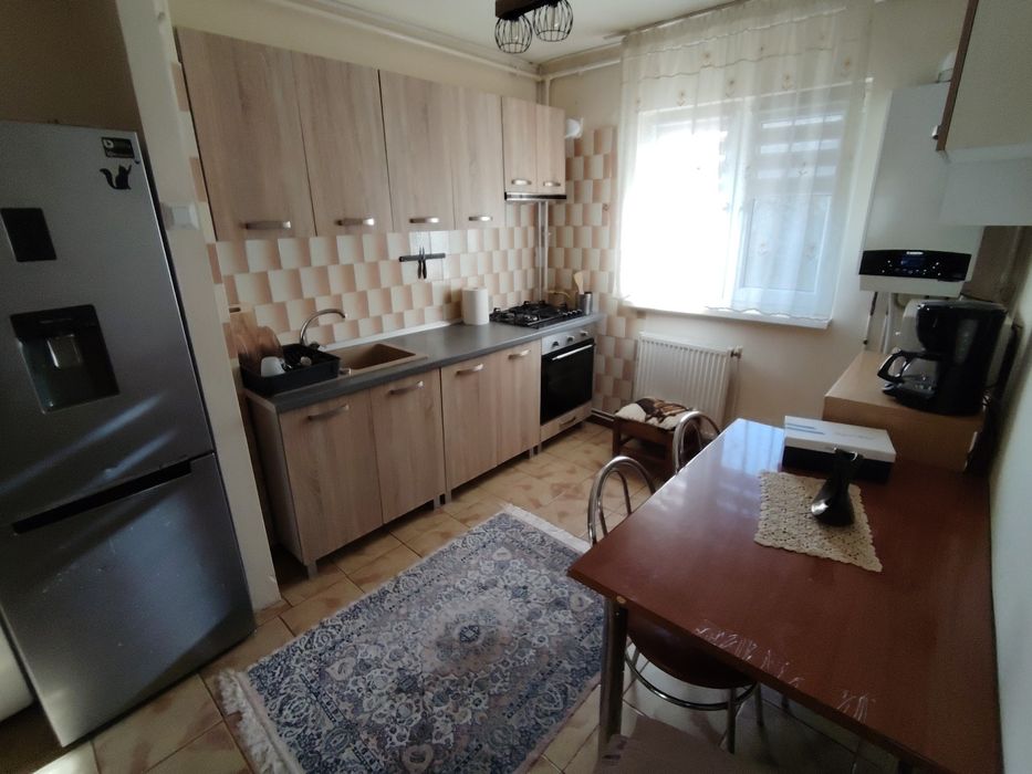 dau in chirie apartament cu 2 camere + parcare acoperita