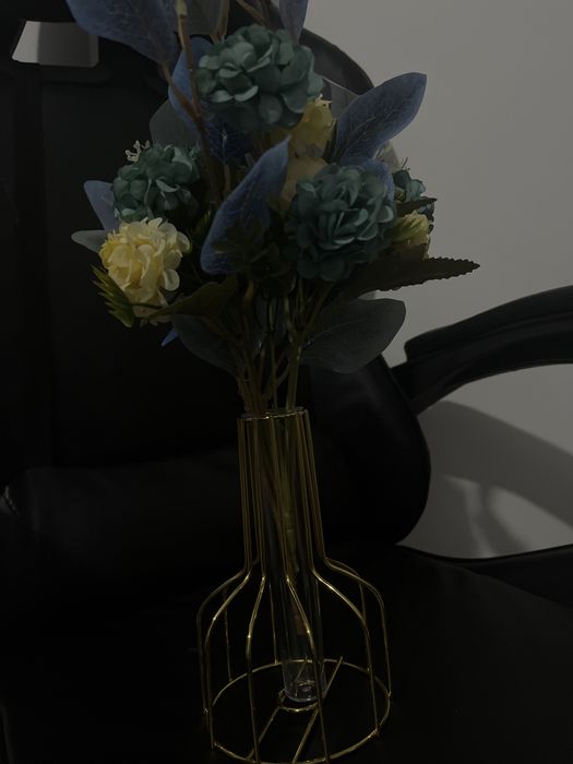 Ваза с цветами для интерьера