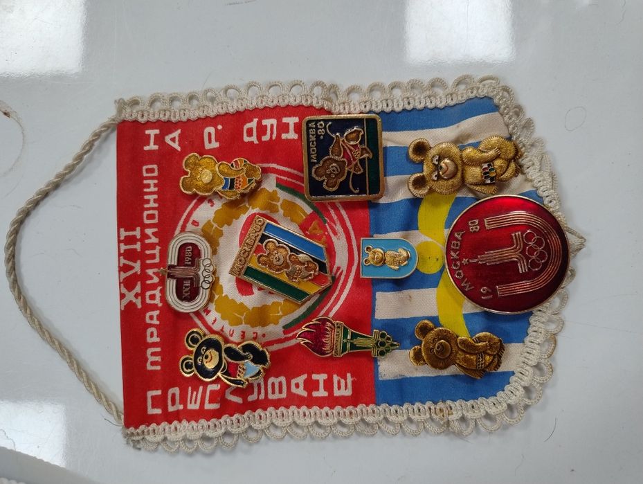 Значки - цената е за всичко