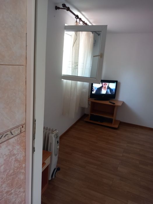 Închiriez garsoniera (la casa)