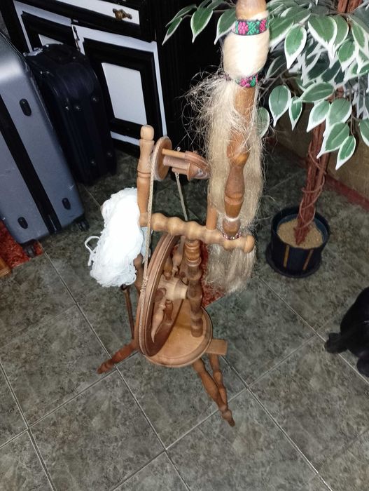 Колекционерски чекрък и колекционерска масичка