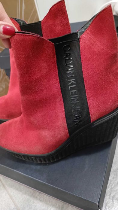 Червени велурени боти