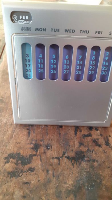 календар вечен за маса или бюро метален супер атрактивен