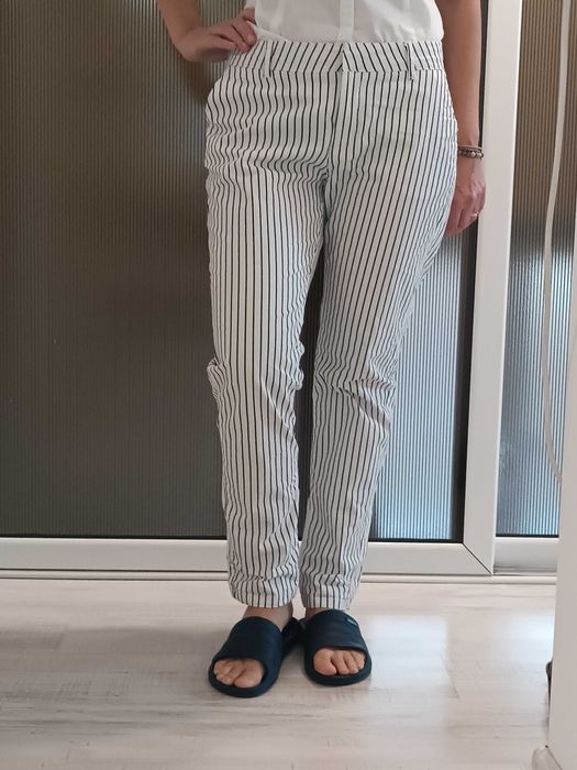 Бял панталон на сини надлъжни ивици