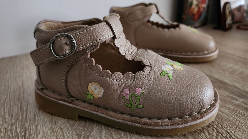 Pantofi marime 22