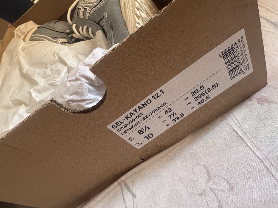 Vand pereche de pantofi Asics marimea 42