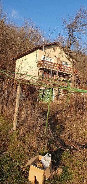 Продавам къща на два етажа с голям двор