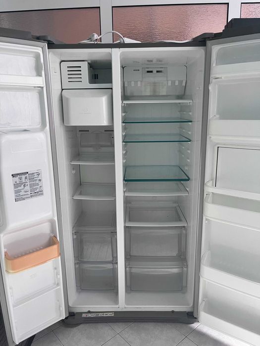 Хладилник двукрилен с диспенсър LG