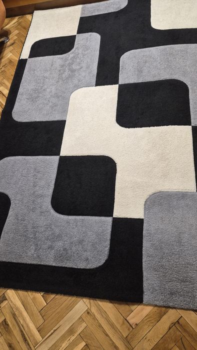 Продавам сиво бял вълнен килим 150/233