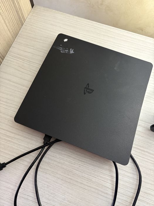 ps 4 slim cu 2 manete si fifa 21 plus alte jocuri instalate