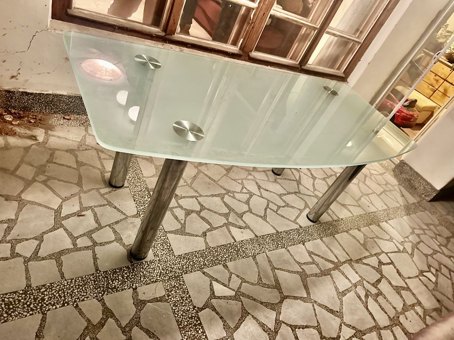 Стъклено бюро.