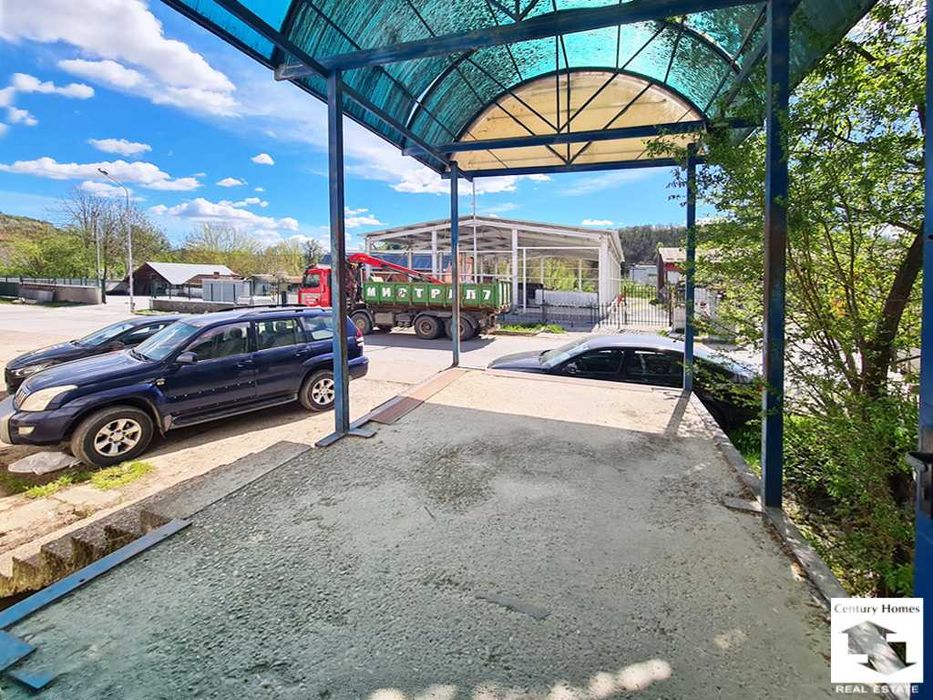 111344 Склад на две нива, с товарна рампа и магазин, в кв. Чолаковци