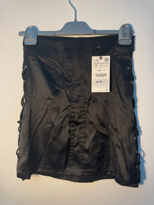 Fusta mini cu detalii de siret pe laterale si insertie de corset