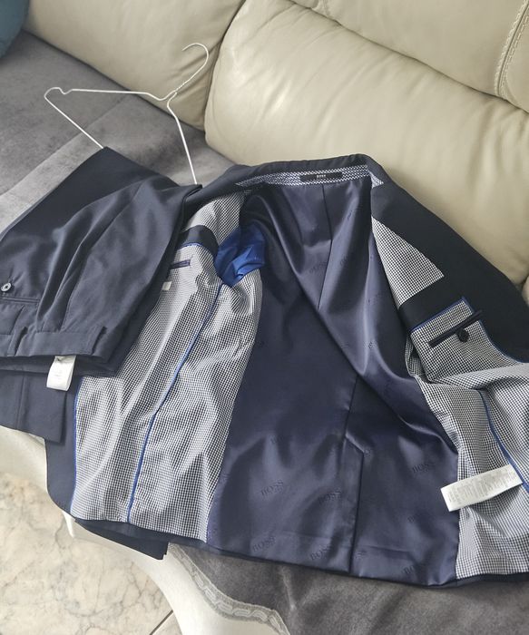 Vând costum Boss 12 ani