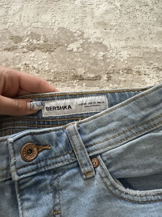 Pantaloni scurti Bershka marime 40