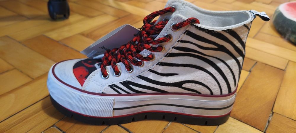 DESIGUAL High-top sneakers with animal print
High-top sneakers with animal print