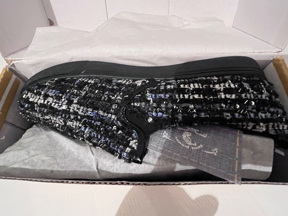 Продавам нови спортни обувки