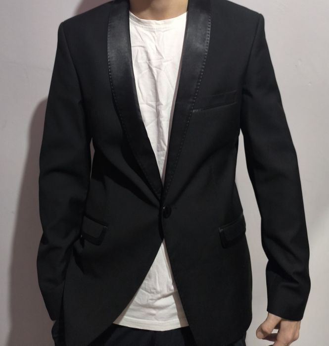 Пиджак (+в падарок черный рубашка)