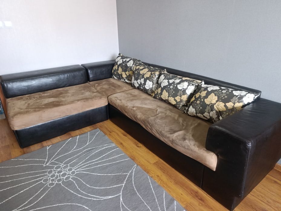 Ъглов диван с флорални мотиви