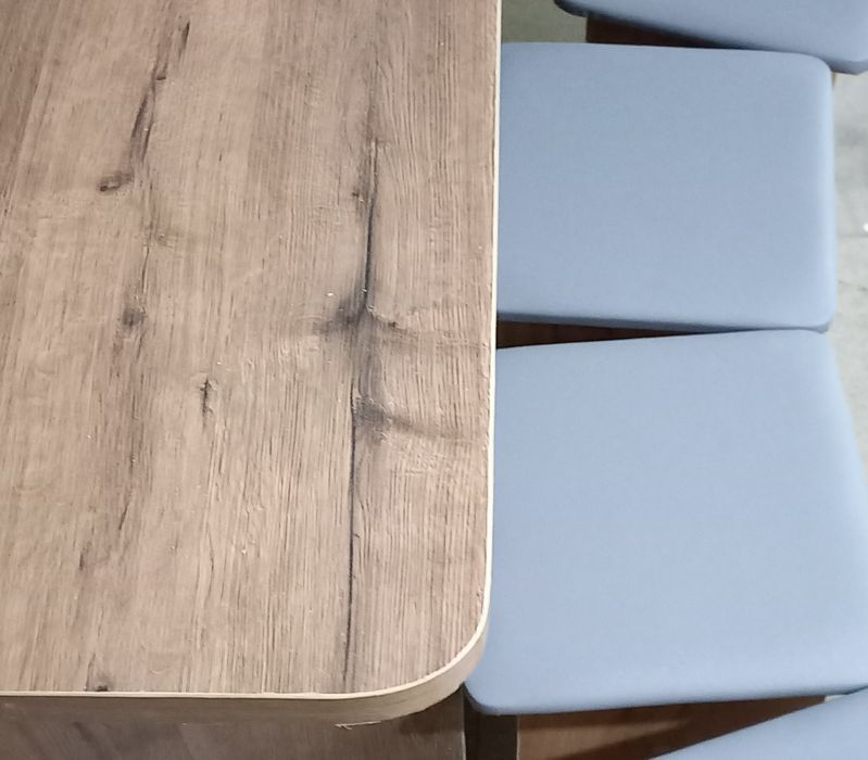 Стол кухонный и 4 табуретки.