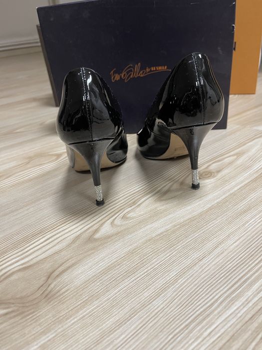 Pantofi Lesilla de lac cu pietre pe toc