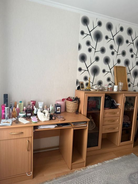 Продам стол, шкаф