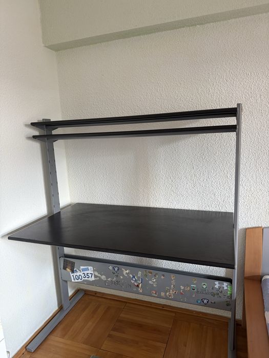 Titlu: Birou modern cu rafturi, 122 × 72 cm – 300 lei