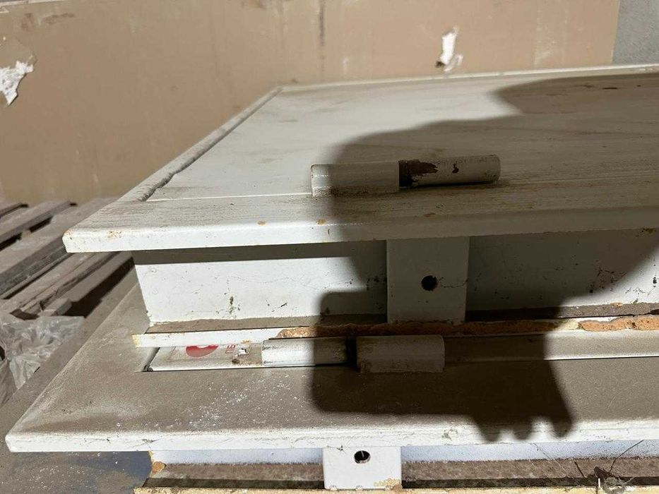 Дверь металлический огнеупорный.