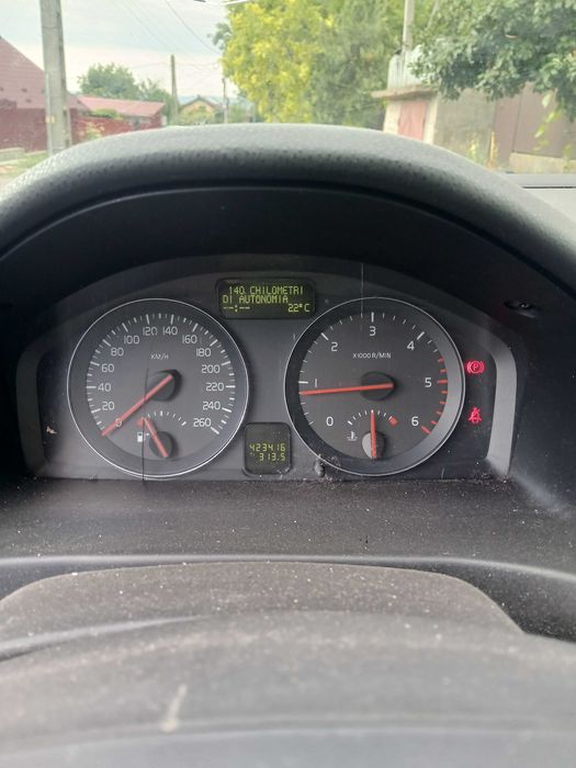 Vand Volvo v50 an 2009, sunt proprietarul ei de 5 ani . Mai are un rand de numere rosii .Pret 1500 negociabil ,pentru  detalii la nr 0770460472