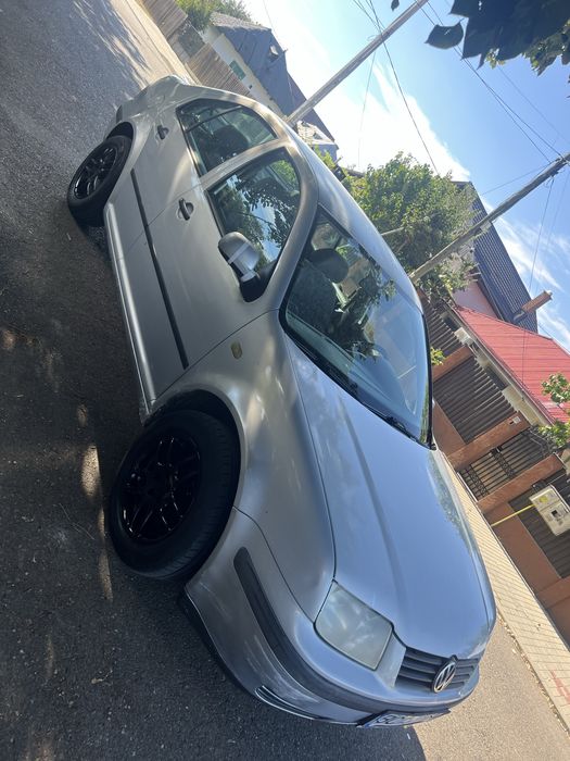 Vand bora 1.6 BENZINA